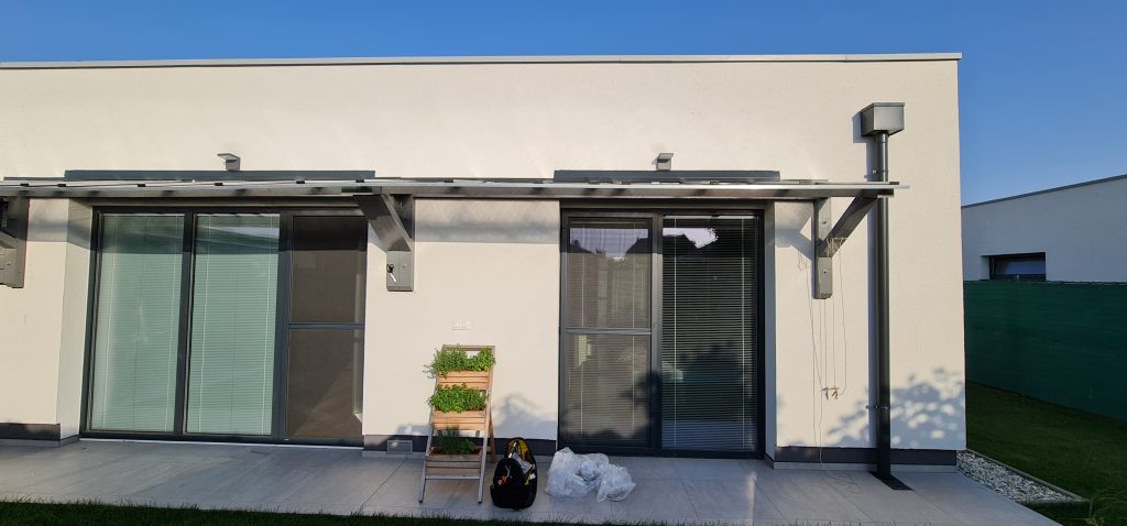 Dverová sieť proti hmyzu na terasových dverách, zabraňuje vniknutiu komárov a múch