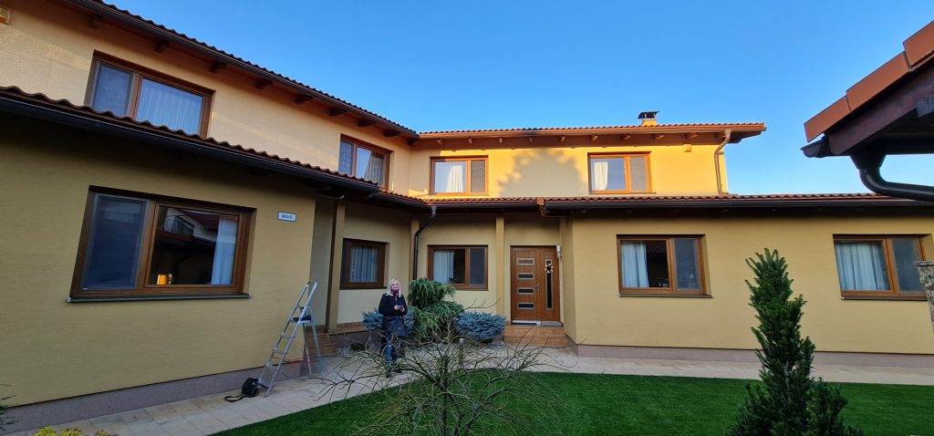 Pevné siete proti hmyzu namontované na okne, chrániace interiér pred komármi a muchami, zachovávajúce svetlo a prúdenie vzduchu.