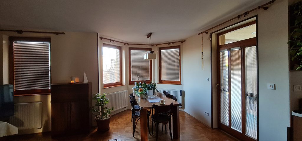 Vnútorné žalúzie na troch malých kuchynských oknách a štulpovom balkóne, elegantné a praktické tienenie interiéru.