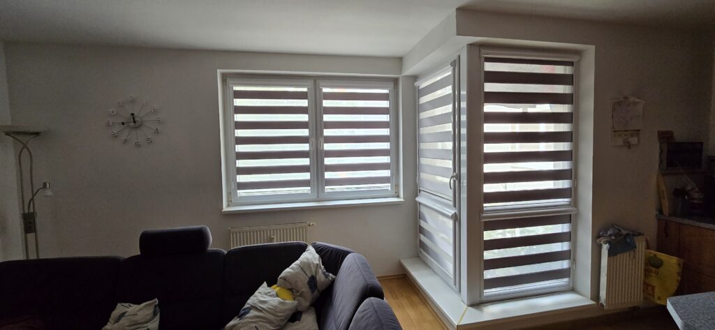 Látkové rolety deň a noc namontované na okne, moderné a praktické tienenie interiéru.