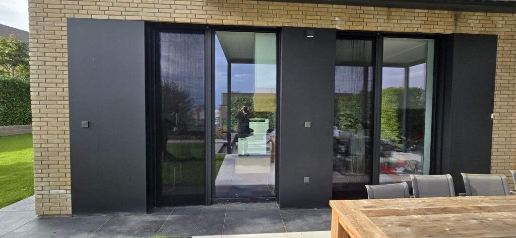 Plisé sieť proti hmyzu na balkónových dverách – praktická ochrana pred hmyzom.