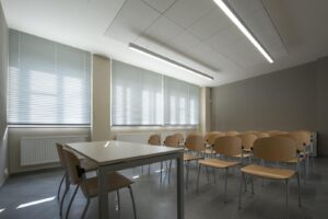 Vnútorné žalúzie hliníkové a drevené s lamelou 25 a 50 mm.