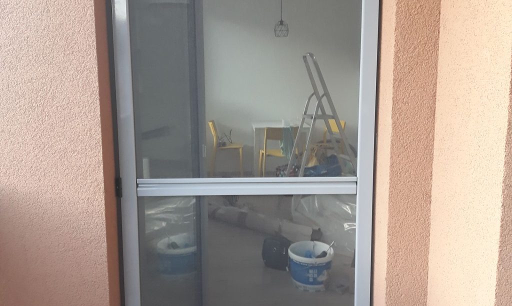 Klasická dverová sieť otvorená – ukážka pohodlného prechodu