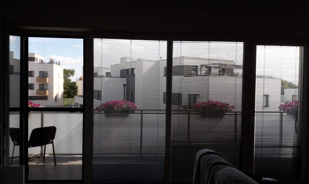 Hliníkové vnútorné žalúzie 25 mm na okne v interiéri