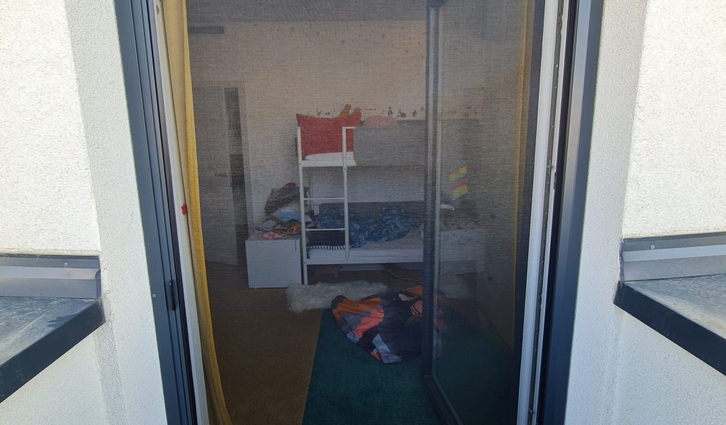 Rolovacia dverová sieť proti hmyzu na terasových dverách rodinného domu