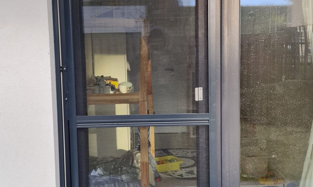 Klasická dverová sieť proti hmyzu na pántoch na rodinnom dome