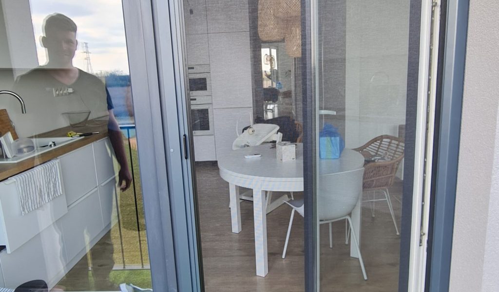 Rolovacia dverová sieť otvorená pre ľahký prechod