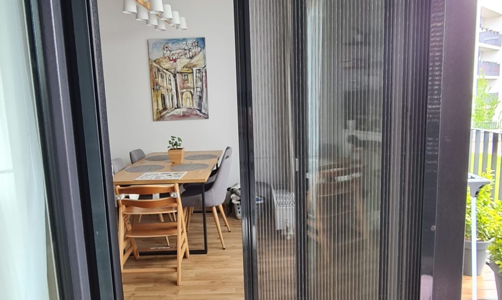 Detail hliníkového rámu a vodiacich líšt plisé dverovej siete