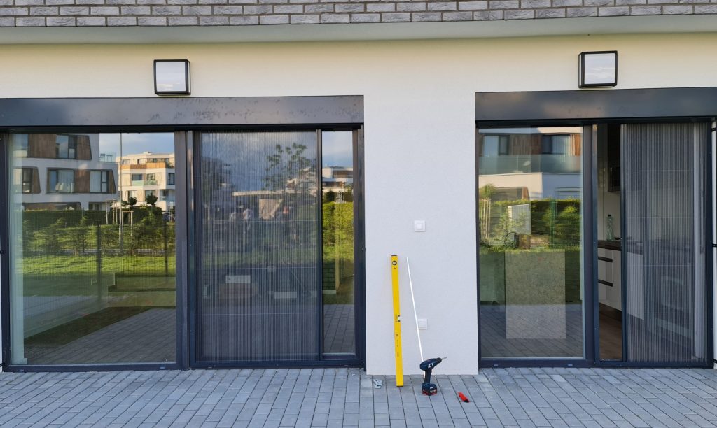 Plisé dverová sieť s klasickou sieťovinou