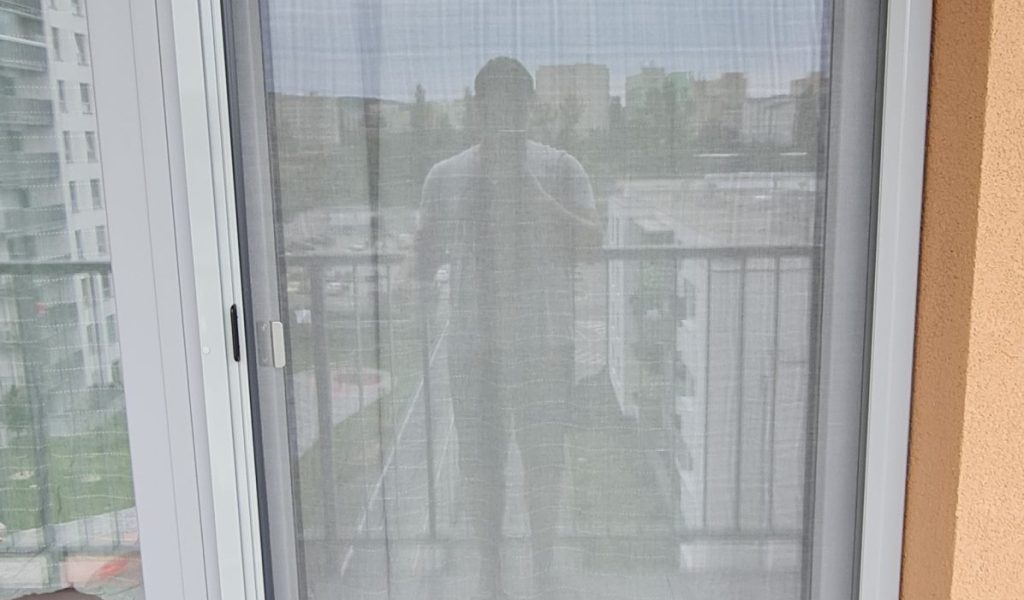 Rolovacia dverová sieť s protipeľovou sieťovinou