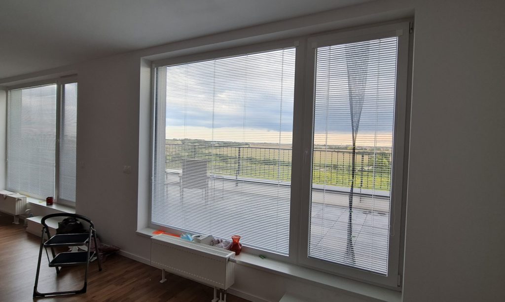 Vnútorné hliníkové žalúzie 25 mm v miestnosti