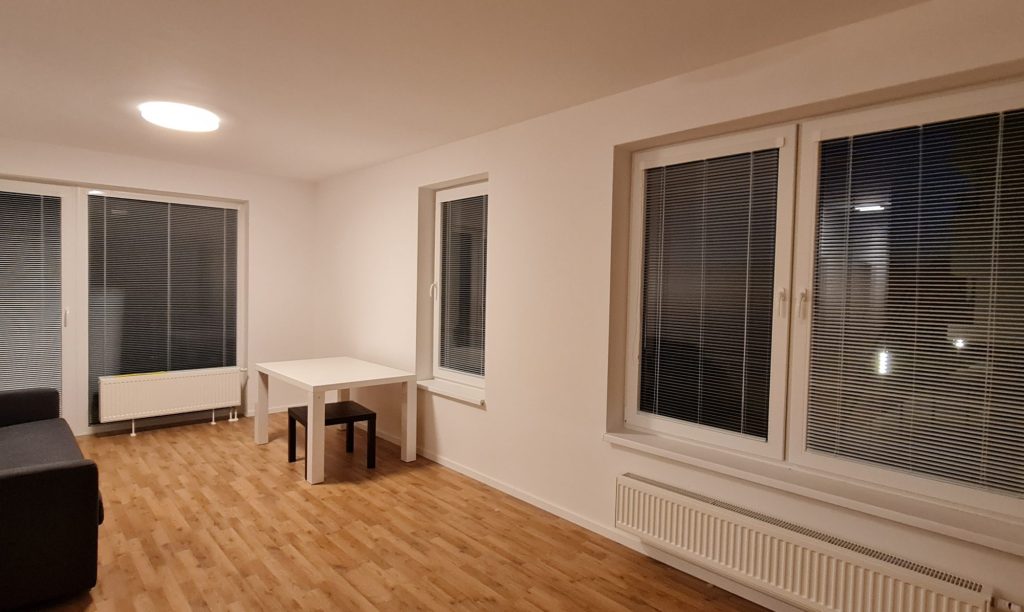 Hliníkové žalúzie 25 mm na plastovom okne