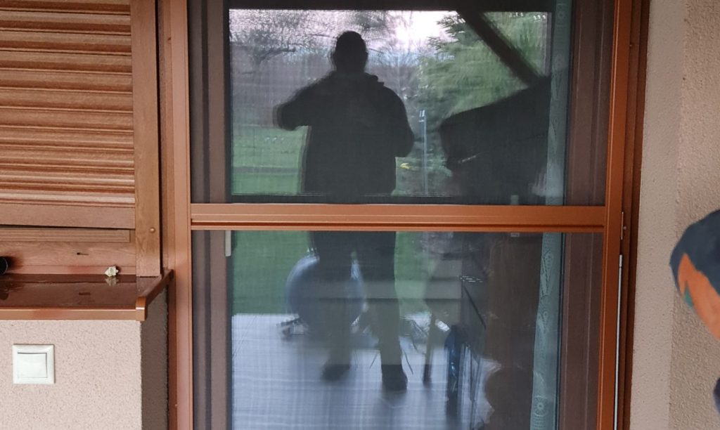 Klasická dverová sieť na terasových dverách prispôsobená na mieru