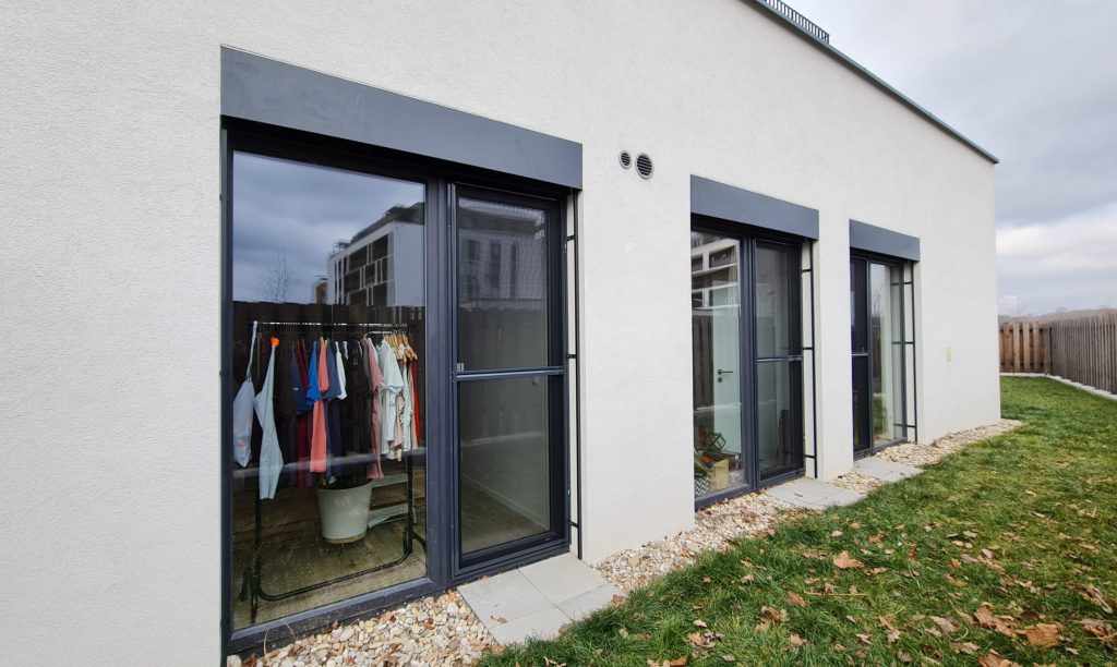 Klasická dverová sieť s prechodom pre psa alebo dieťa