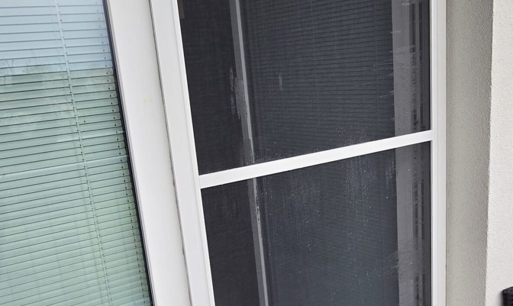 Detail posuvnej siete proti hmyzu na terasových dverách