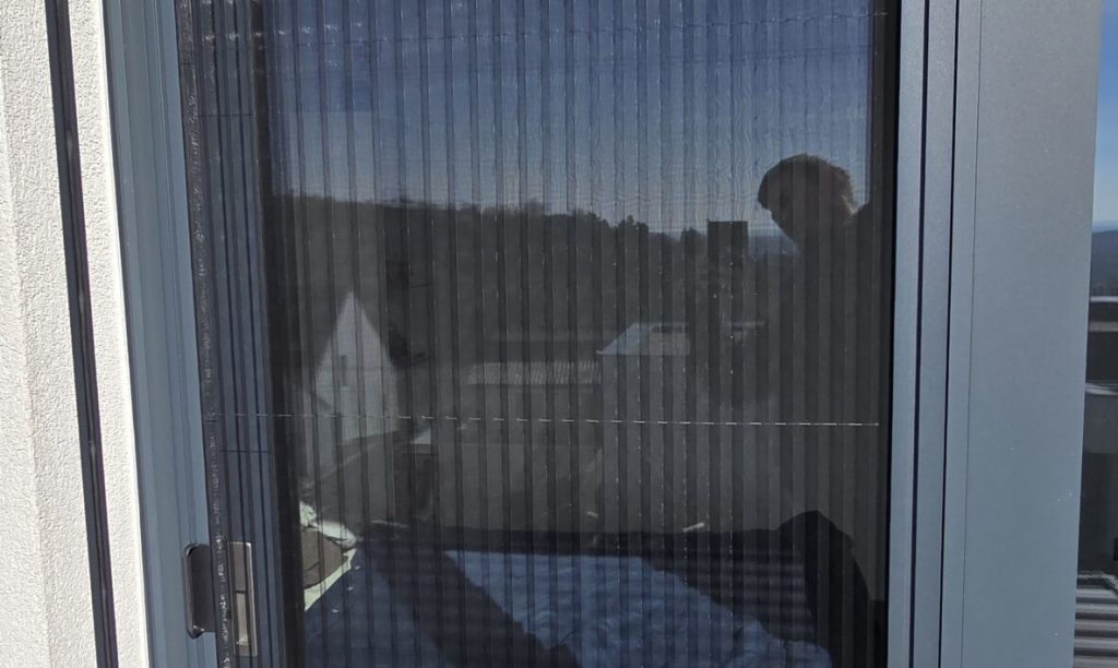 Detail plisé siete proti hmyzu v hliníkovom ráme