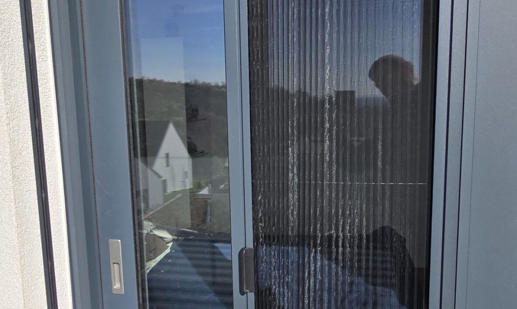 Plisé sieť proti hmyzu namontovaná na balkónových dverách
