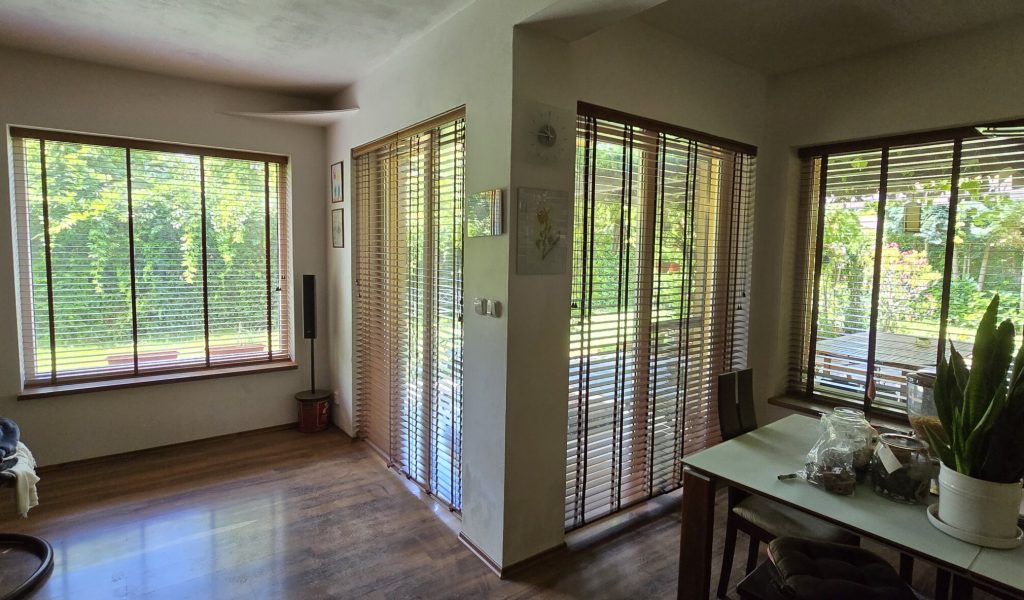 Drevené a bambusové žalúzie 50 mm montované na stenu