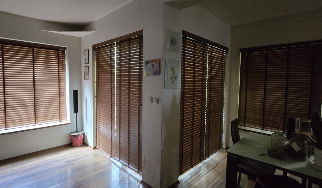 Bambusové a drevené žalúzie 50 mm na stene v interiéri