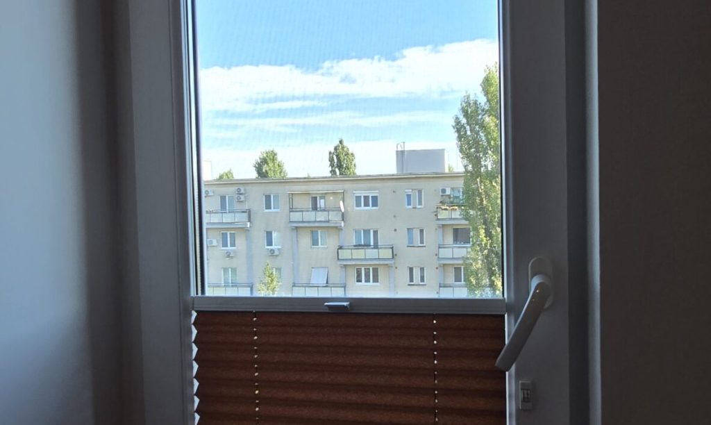 Moderná plisé roleta na ráme okna