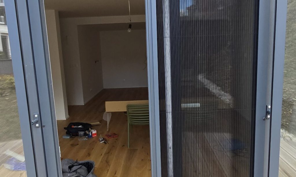 Plisé sieť proti hmyzu s nízkym bezbariérovým prahom