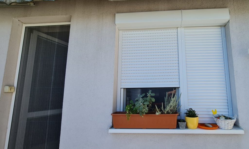Vonkajšia roleta na druhom okne bytového domu – Climax
