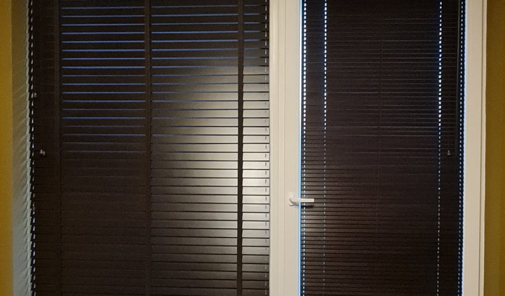 Kombinácia drevených a bambusových žalúzií 25 mm a 50 mm