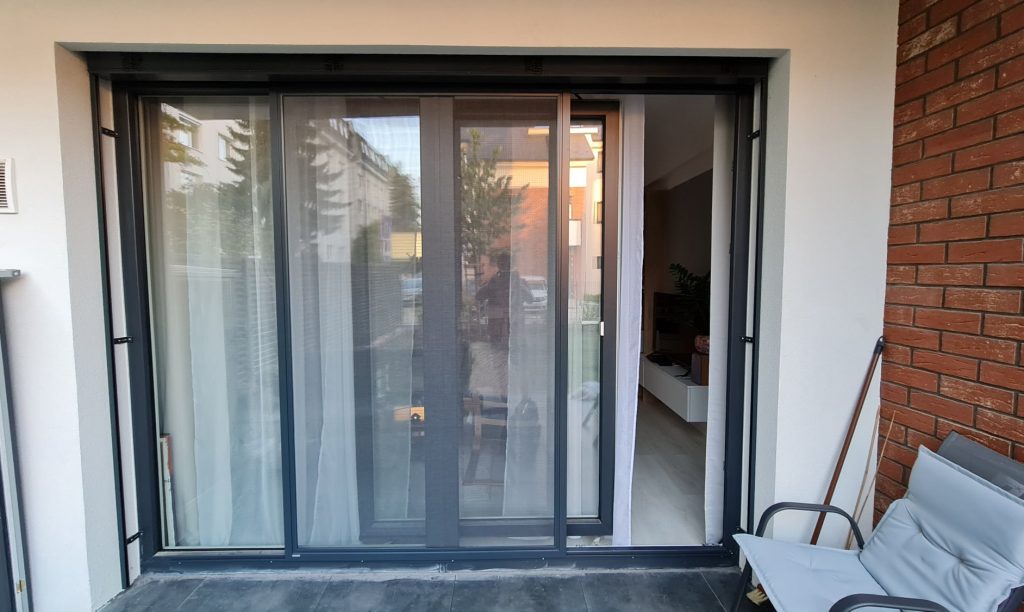 Posuvná sieť proti hmyzu namontovaná na balkónových dverách