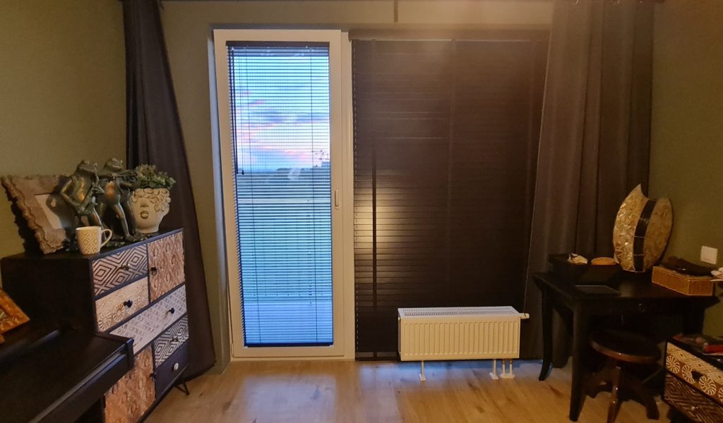 Drevené a bambusové žalúzie 50 mm a 25 mm v interiéri