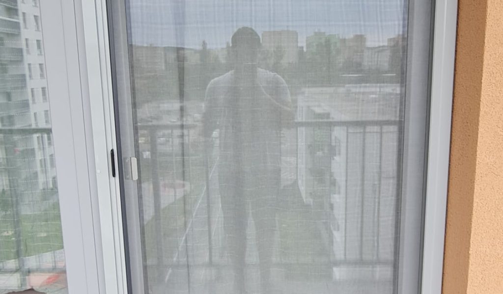 Detail odolného hliníkového rámu rolovacej dverovej siete