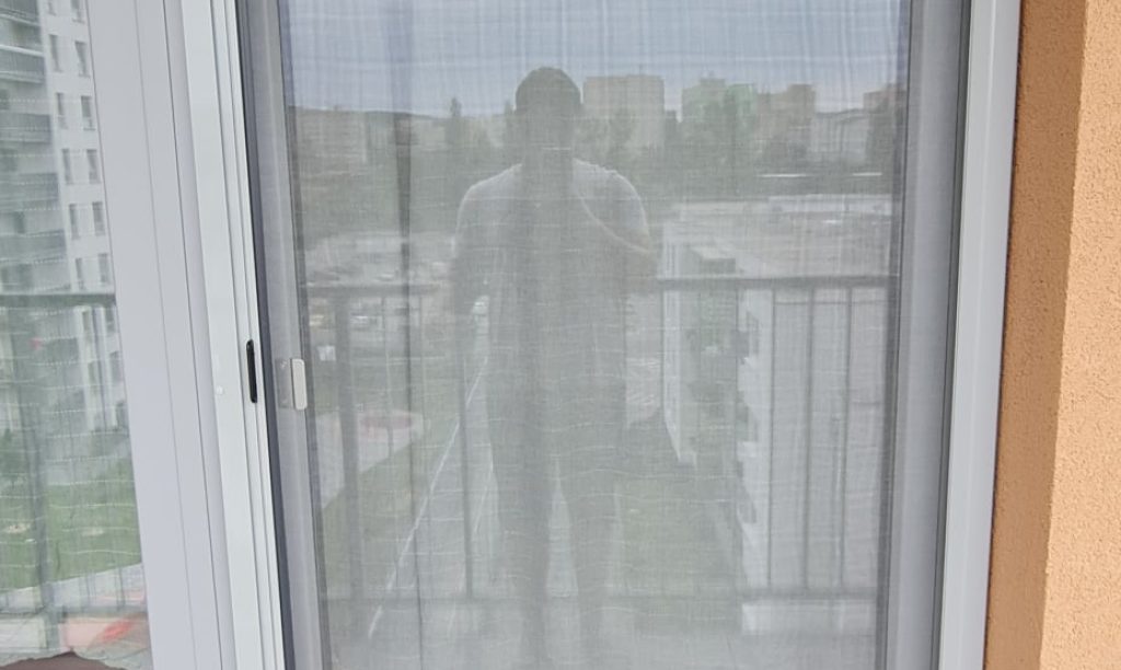 Detail odolného hliníkového rámu rolovacej dverovej siete