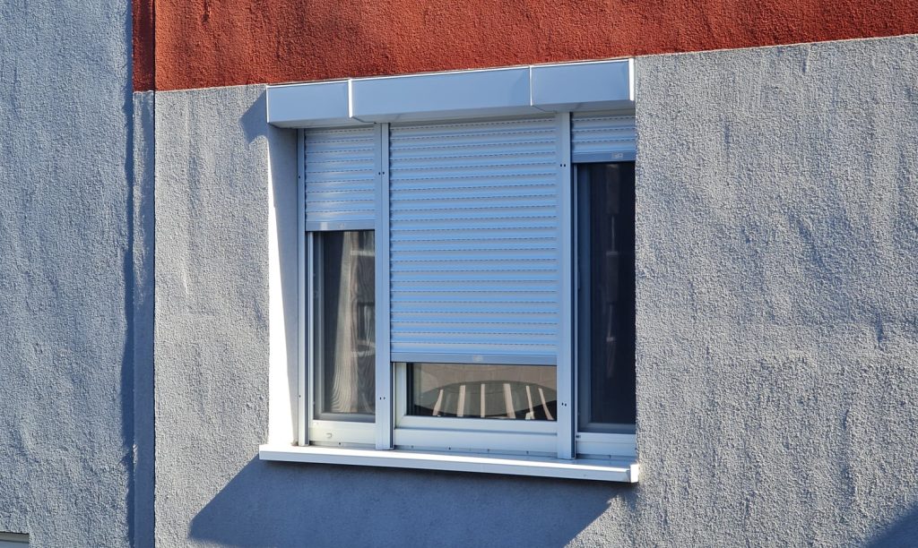 Vonkajšia roleta na okne bytového domu – Climax