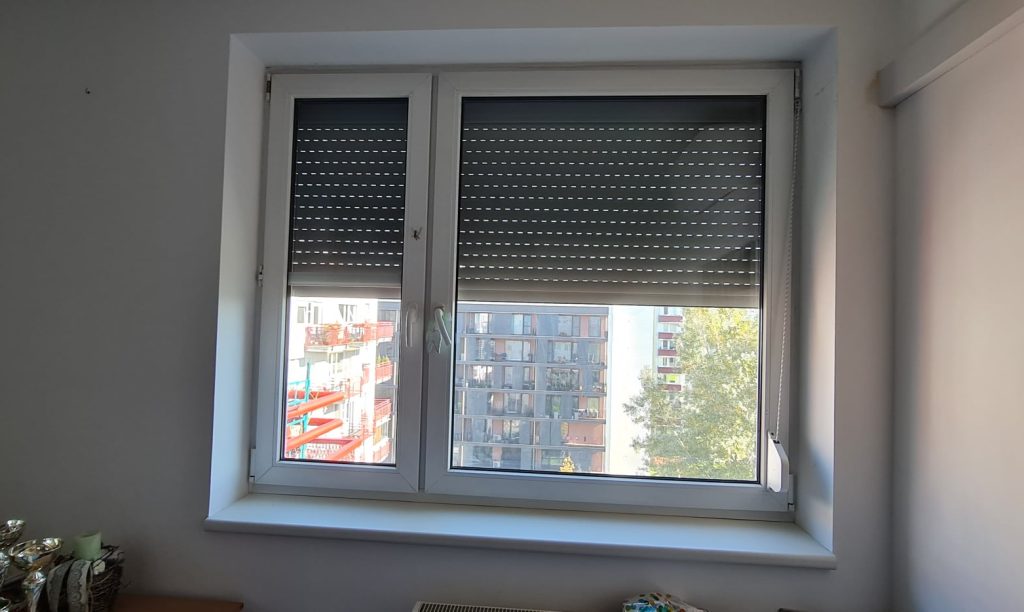 Vonkajšia roleta Climax na okne bytového domu