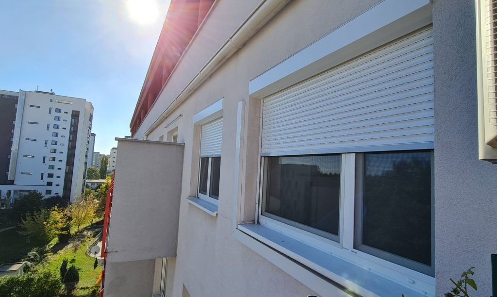 Manuálne ovládaná vonkajšia roleta Climax – bytový dom