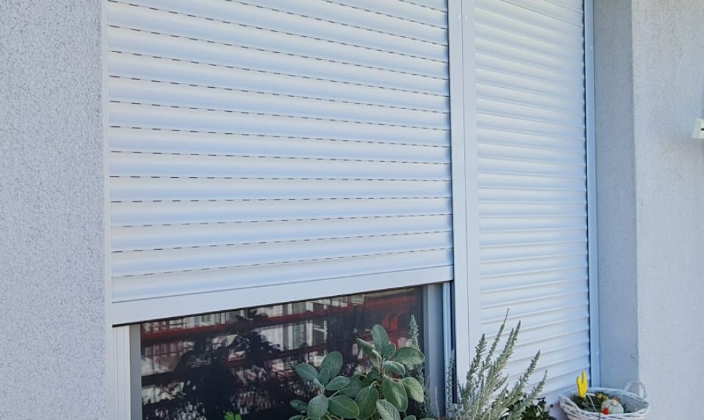 Vonkajšia roleta na okne bytového domu – Climax