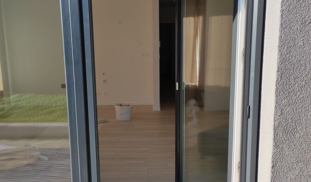 Rolovacia dverová sieť s transparentnou jemnou sieťovinou