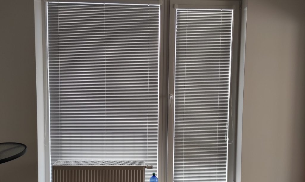 Hliníkové žalúzie 25 mm montované na okno