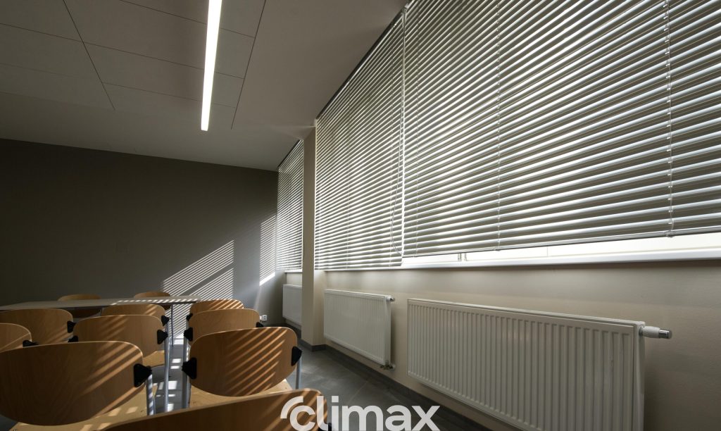 Hliníkové vnútorné žalúzie 50 mm na okne