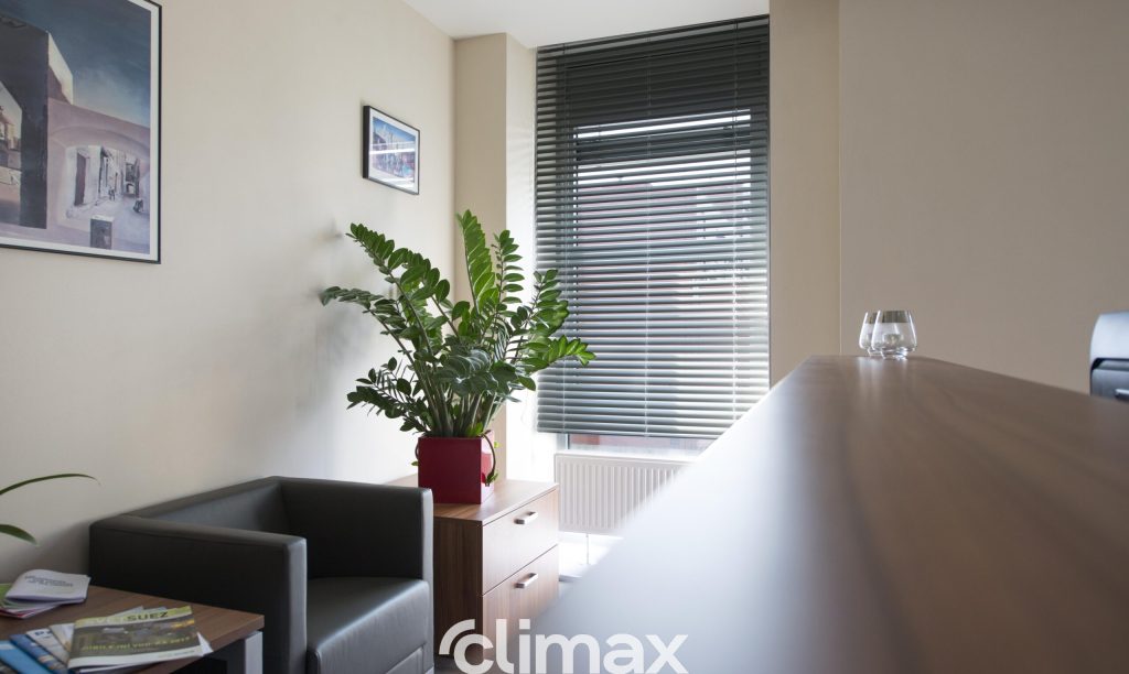 Vnútorné hliníkové žalúzie 50 mm montované na okno