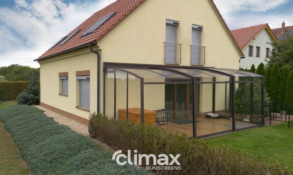 Vonkajšia roleta Climax s motorickým ovládaním na dvojposchodovom dome – solárny pohon